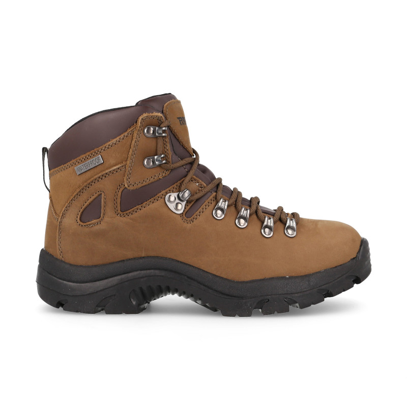 Botas de montaña para hombre y mujer diseñadas en piel nobuck resistente a todo. Perfectas para la alta montaña.