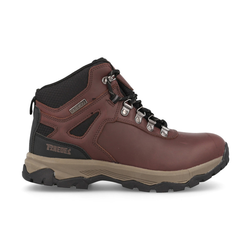 Hiking boots for men and women designed with waterproof nubuc resistant to everything.