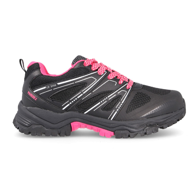 Zapatillas de trekking para mujer en color negro con detalles en fucsia