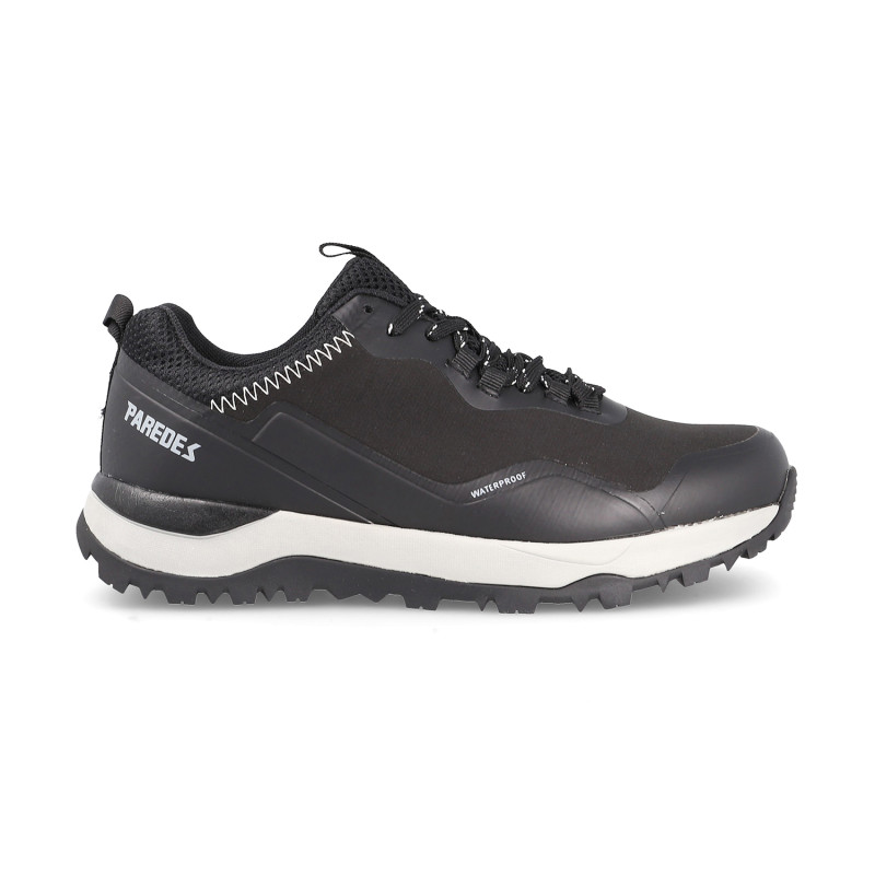 Women's trekking shoes in black, comfortable and resistant.