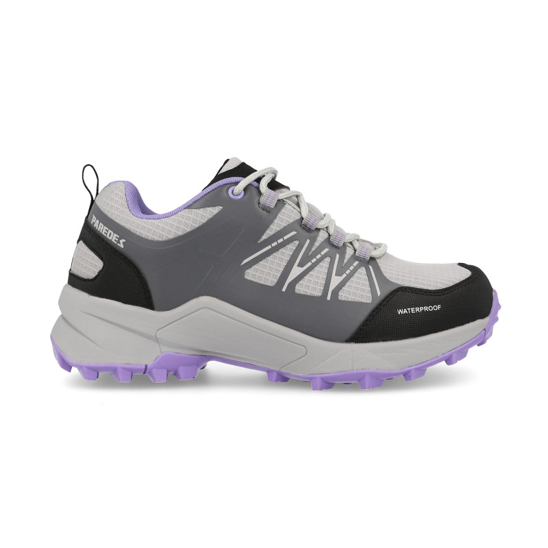 Women's hiking shoes light and comfortable in wooded terrain
