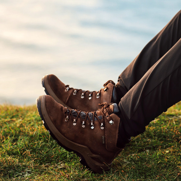 Ski vane hiking boots, robust, comfortable and resistant in brown 2