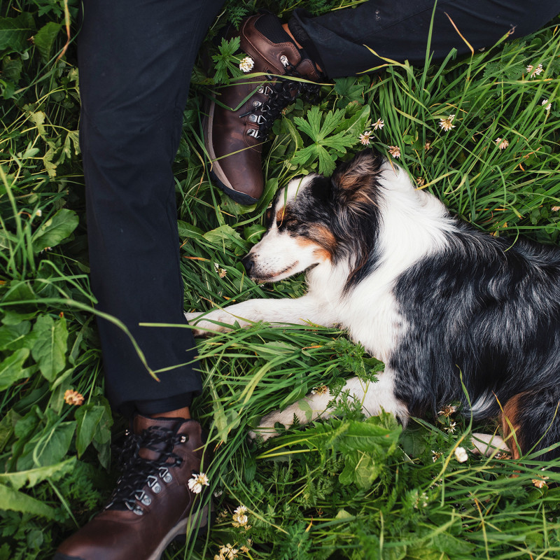 Hiking boots for men and women designed with waterproof nubuc resistant to everything.