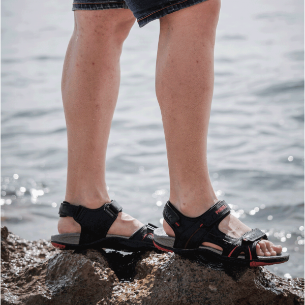 Sandalias de hombre cómodas, frescas y ligeras en color negro con tonos rojos 2
