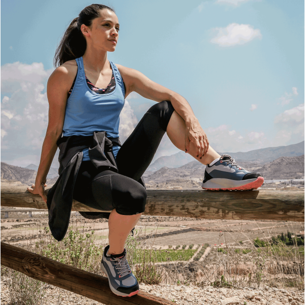 Zapatillas de trekking para mujer en color azul con suela resistente y propiedades micropolares 2