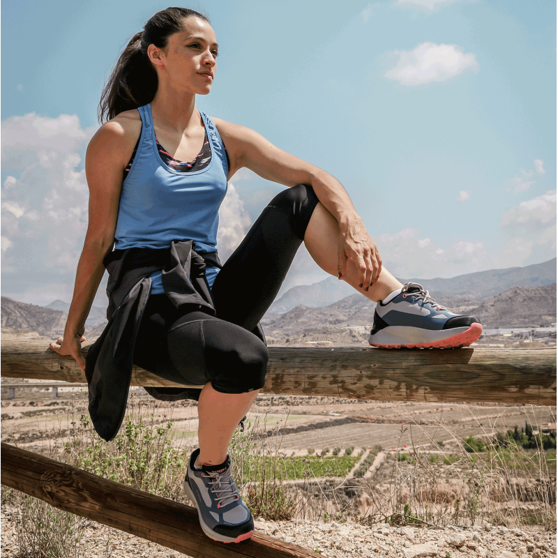 Zapatillas de trekking para mujer cómodas y resistentes  Consigue las  zapatillas para hacer rutas de senderismo Paredes