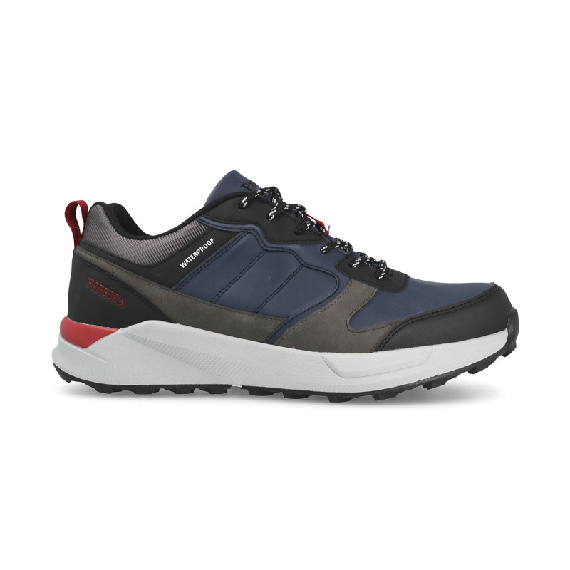 Vista lateral de zapatillas de senderismo masculinas con corte softshell