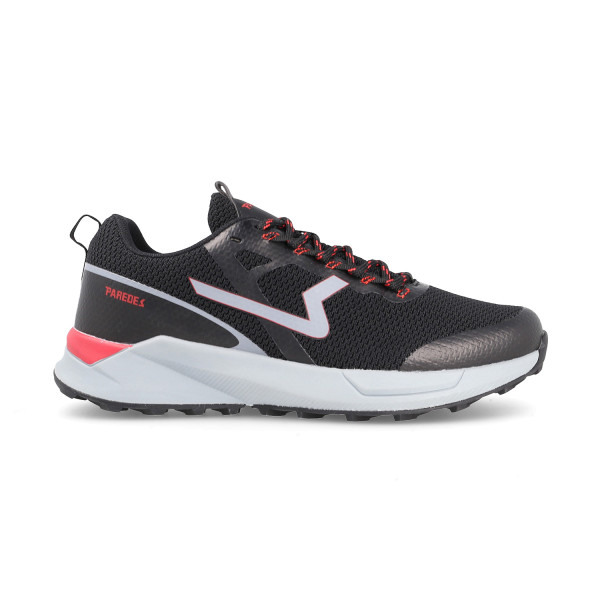 Vista lateral de zapatilla atlética para hombres Paredes