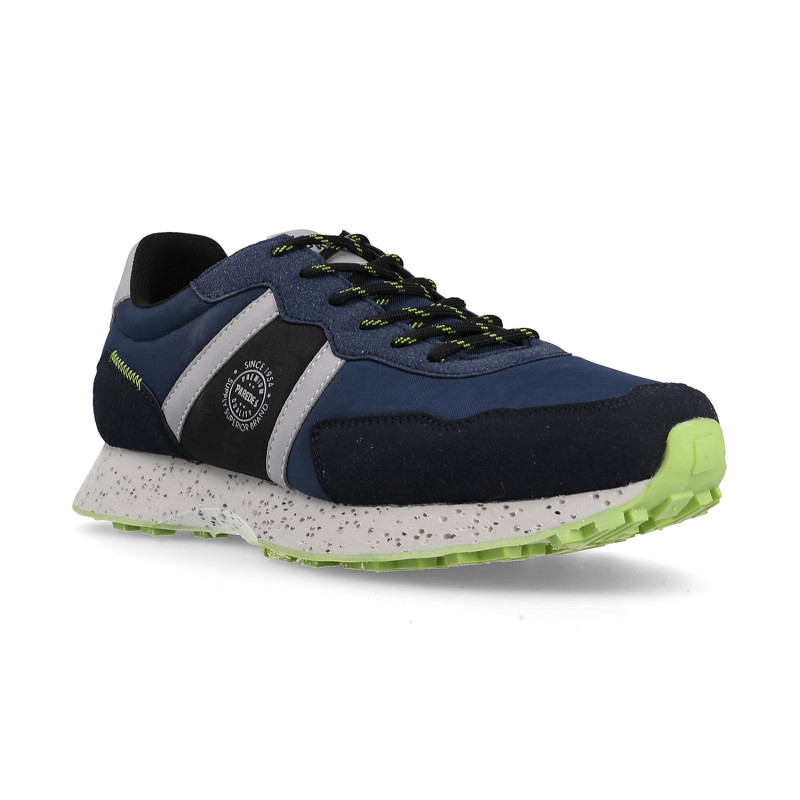 Detalle lateral en zapatilla casual Paredes