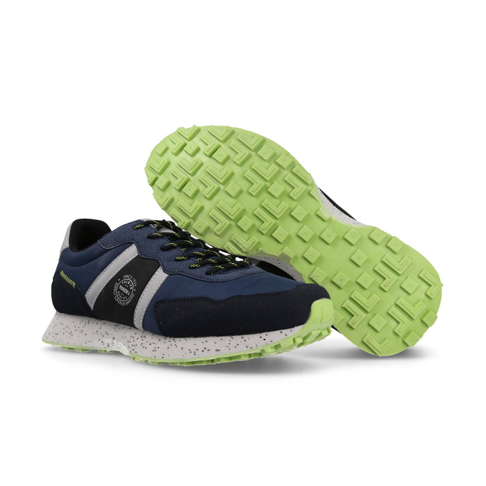 Detalle lateral en zapatilla casual Paredes y suela de color verde Detalle lateral en zapatilla casual Paredes y suela de color verde