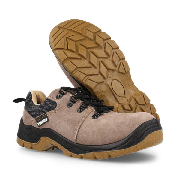 Zapatos de montaña para hombres y mujeres diseñados en piel serraje, resistentes al agua, cómodos y con gran agarre al terreno 2