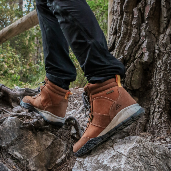 Travel boots in intense brown high cane, lace with double adjustment. 2