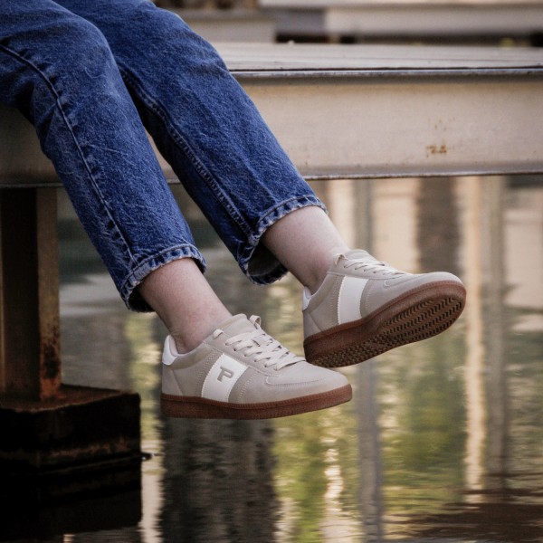 Zapatillas casual mujer Aregume en beige con diseño retro y la icónica 'P' 2