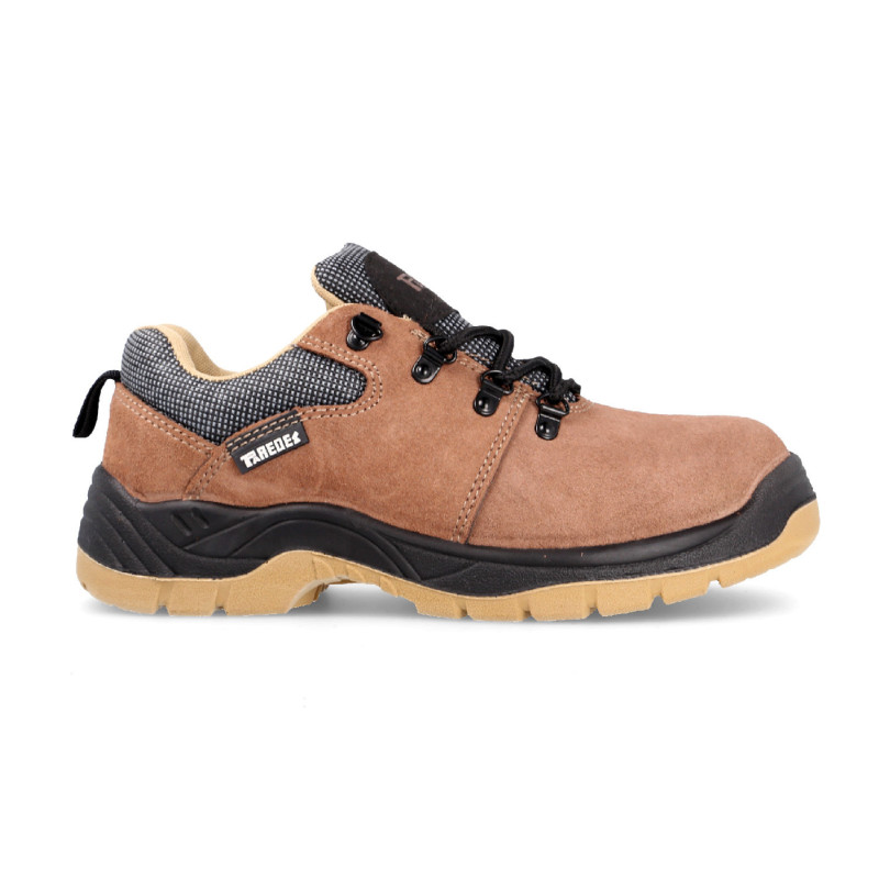 Mountain shoes for men and women designed in split leather