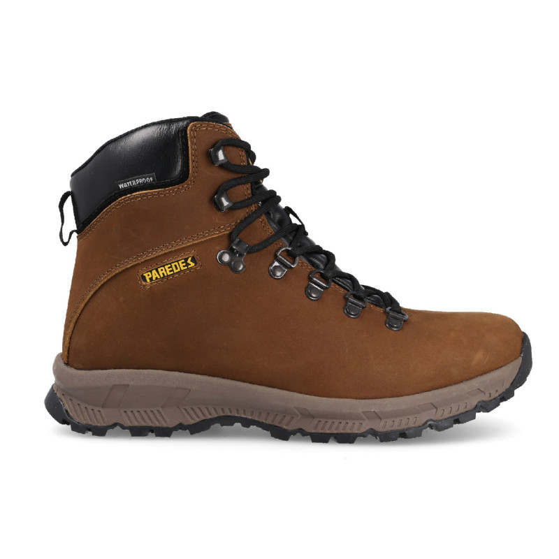 Botas de montaña para hombre diseñadas con materiales de alta calidad que proporcionan durabilidad