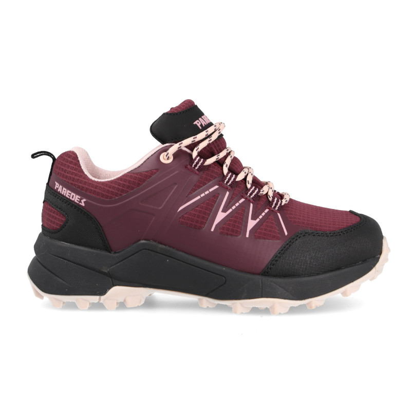 Women's hiking shoes light and comfortable in wooded terrain