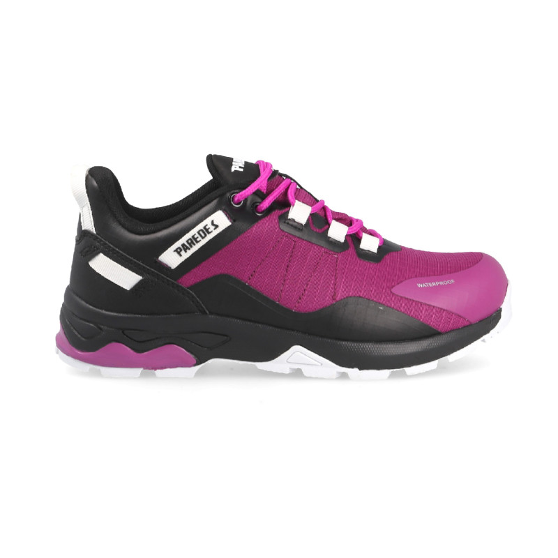 Women's trekking shoes with great fit and resistance