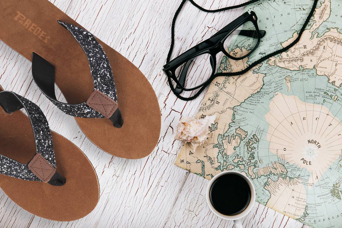 bodegon sandalias gafas de sol verano outfit