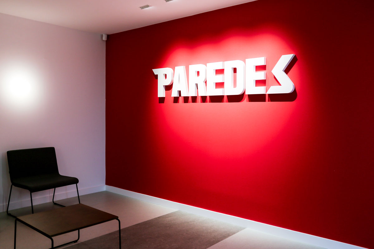 Recibidor de las Nuevas Oficinas de Paredes Paredes, 65 años caminando contigo