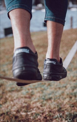 La mejor postura para caminar bien Zapatillas Estrella Paredes