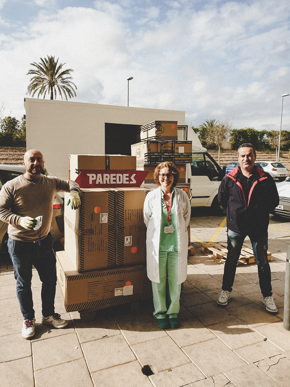 Donación calzado sanitario de Paredes a los Hospitales para hacer frente a la crisis sanitaria del Covid19