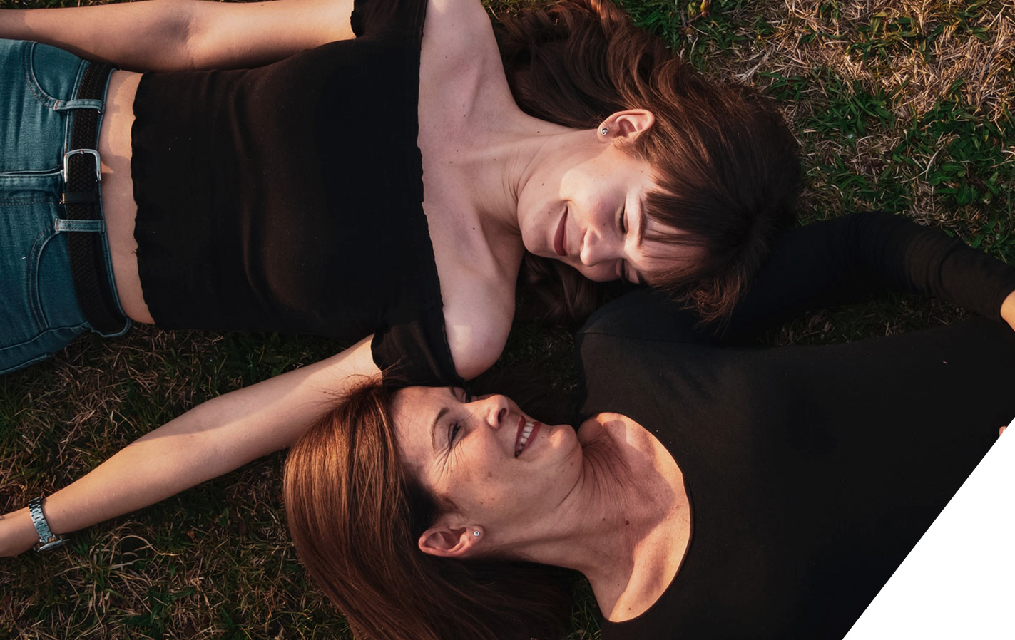 ve al aire libre con tu madre y Paredes