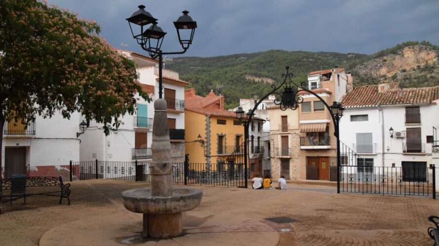 Pueblo Arañuel descubriendo con Paredes