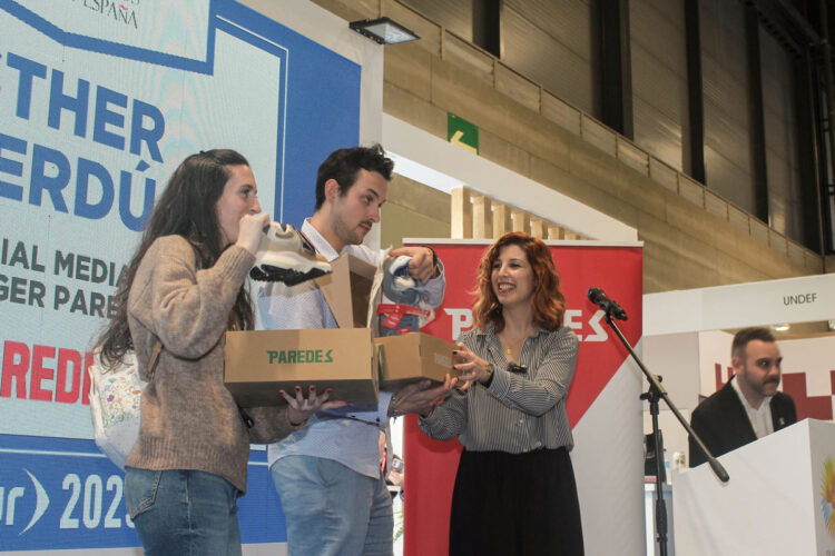 Colaboración con Pueblos Mágicos de España en Fitur 2025 entrega calzado Paredes a los creadores colaboradores